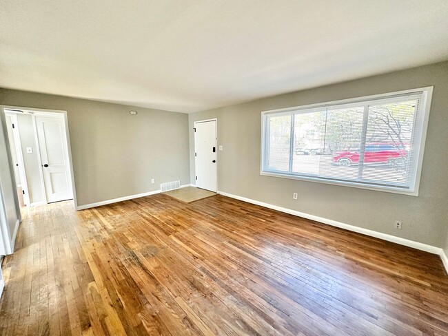 Building Photo - 2 Weeks FREE! Beautiful 2 Bed 1 Bath with ...