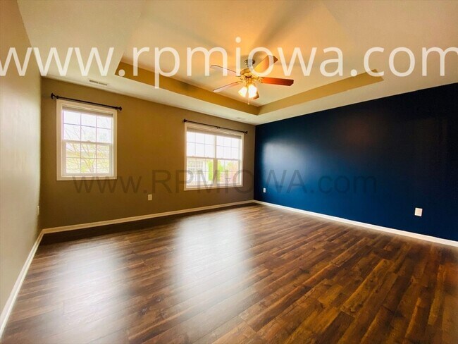 Building Photo - GREAT LOCATION!! 3 Bedroom, 2.5 Bath Townhome in West Des Moines