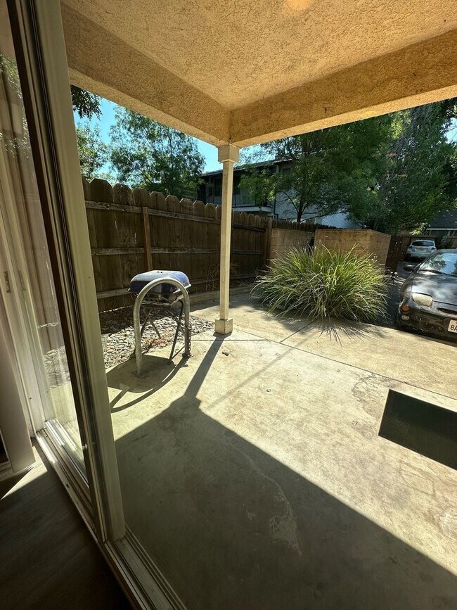 Building Photo - 1149 W 3rd St