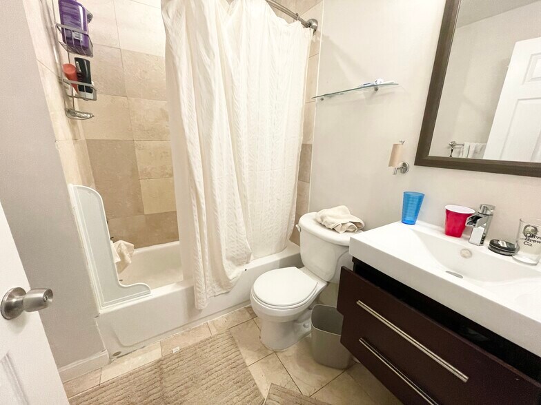 Building Photo - 7 Iroquois St