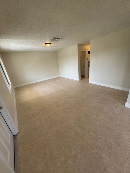 Building Photo - 1141 W River Dr