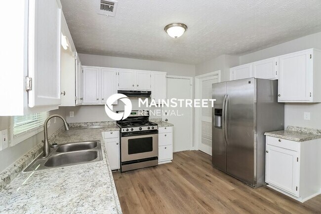 Building Photo - 3 Bedroom Pet-Friendly Home in Kennesaw, GA with Main Street Renewal