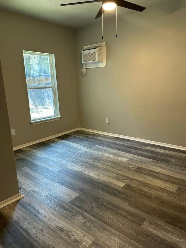 Building Photo - 4 Bedroom and 2 Full Bathroom House in the...