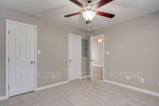 Building Photo - 525 Edgecliff Ln