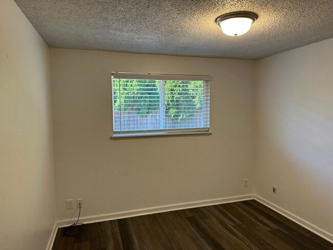 Building Photo - 2 bedroom 1 bath duplex with a garage!