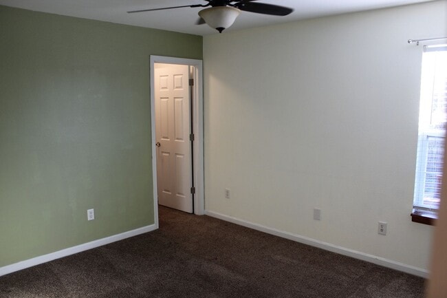 Building Photo - Beautiful 4 BR w/fenced yard in Brownsburg!