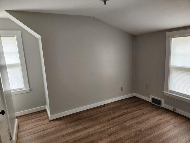 Building Photo - 5 Ray St