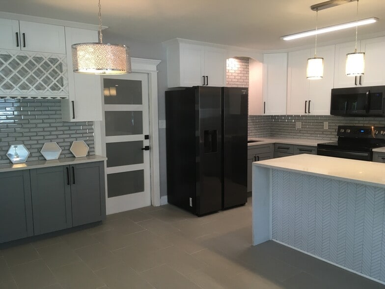 Kitchen with bar stool island - 658 64th Ave S