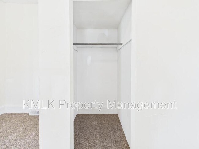 Building Photo - 484 Crouse St