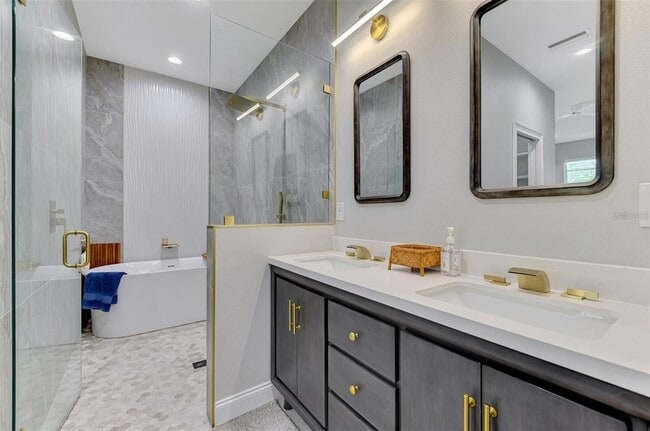 Building Photo - 2129 Lorraine Dr