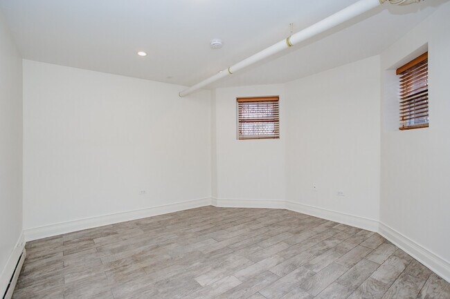 Building Photo - 622 W Briar Pl