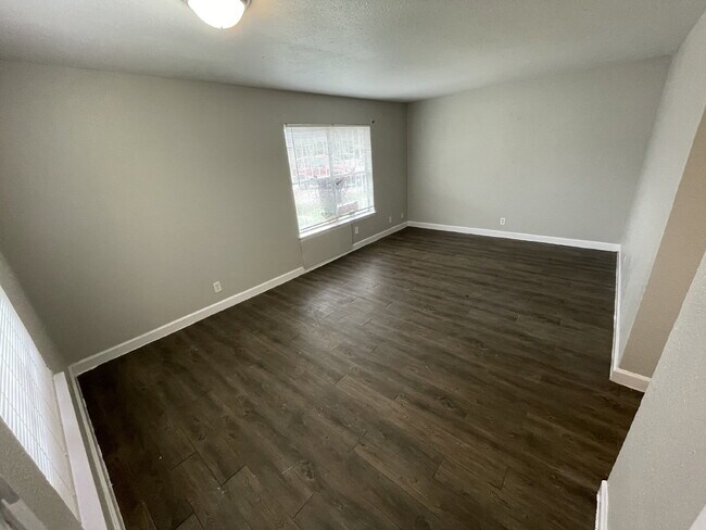 Building Photo - Two bedroom, 1 bathroom apartment - Move in Special