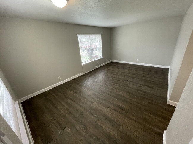 Building Photo - Two bedroom, 1 bathroom apartment