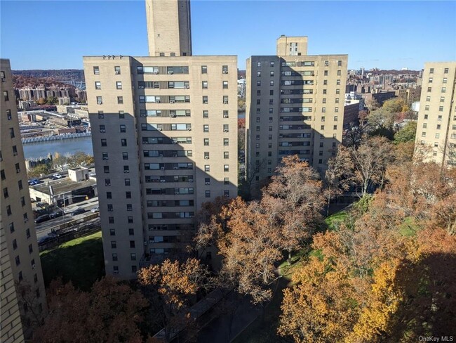 Building Photo - 9 Fordham Hill Oval