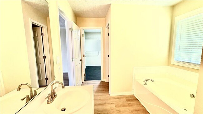 Building Photo - 2336 Pettit Dr