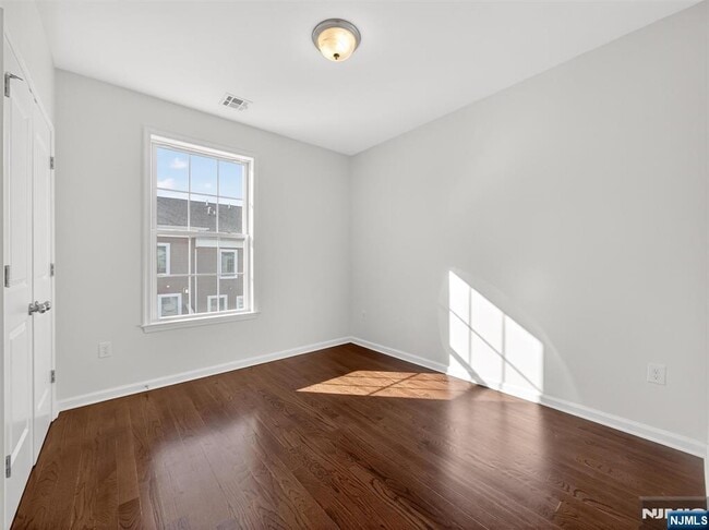 Building Photo - 23 Roosevelt Dr