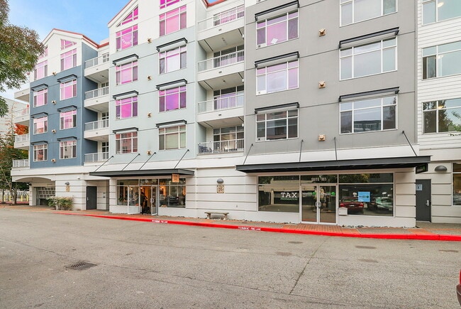 Building Photo - Courtyard Off Main