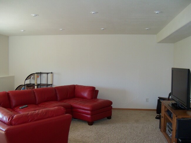Building Photo - 4 BED | 3 BATH | TRI-LEVEL | DOUBLE GARAGE...