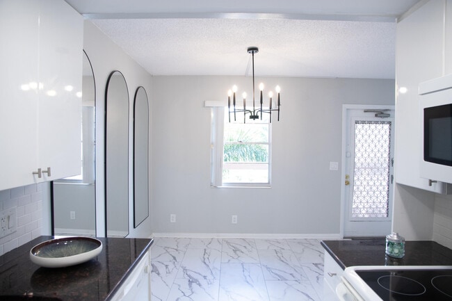 Building Photo - 3085 Cornwall E