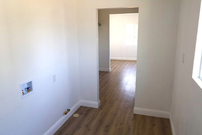 Building Photo - Updated and Stunning 2 Bedroom 1 Bathroom ...