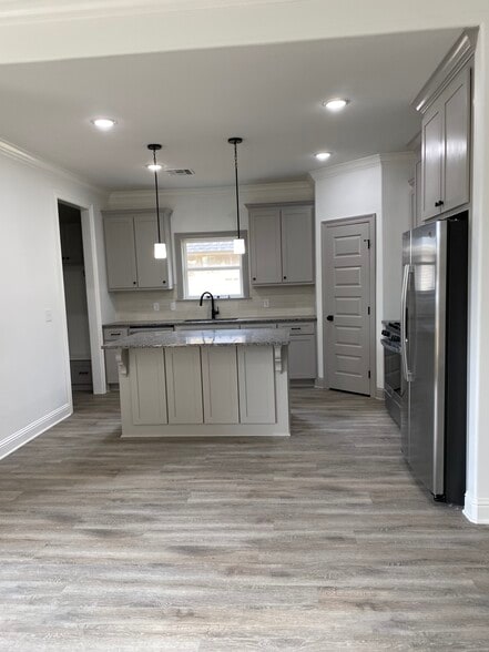 Building Photo - 222 Oak Alley Dr