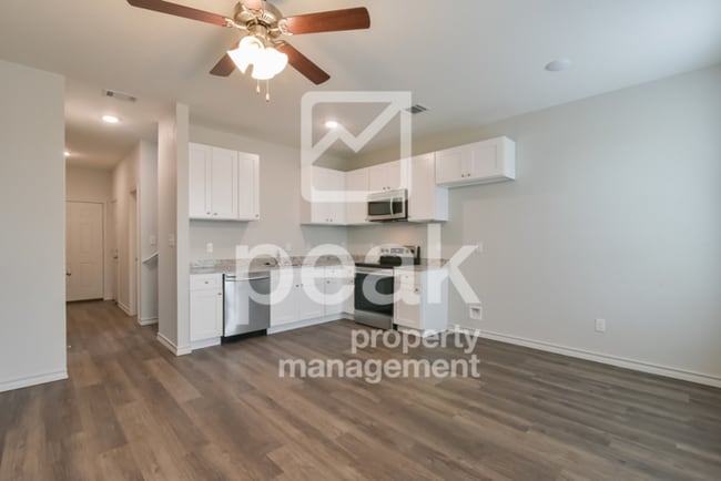 Building Photo - $1499! 2Bed/1.5bath Duplex Available for R...