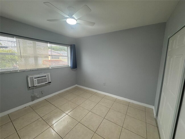 Building Photo - $2,500MONTHLY;11930 NE 19TH DR #16 NORTH M...