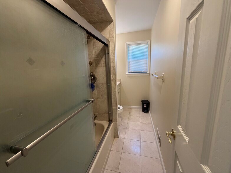 Building Photo - 911 Yorkshire Dr