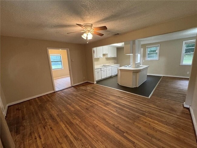 Building Photo - 4670 Rosewood Dr