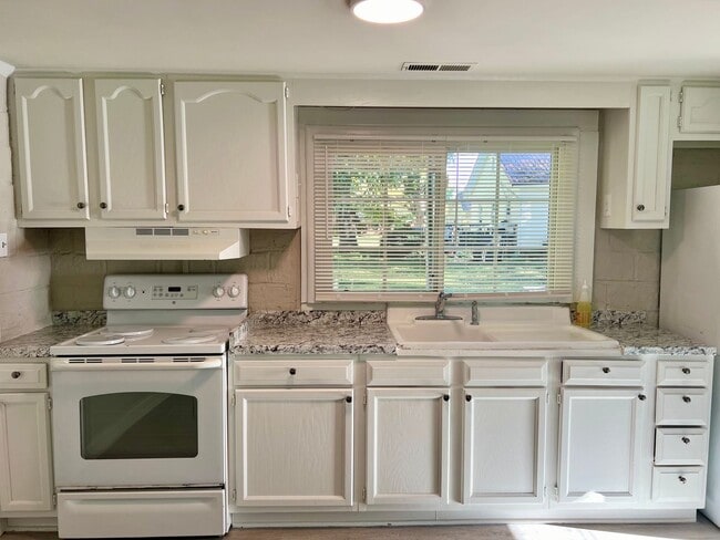 Building Photo - One bedroom, 1 bath house in Mebane