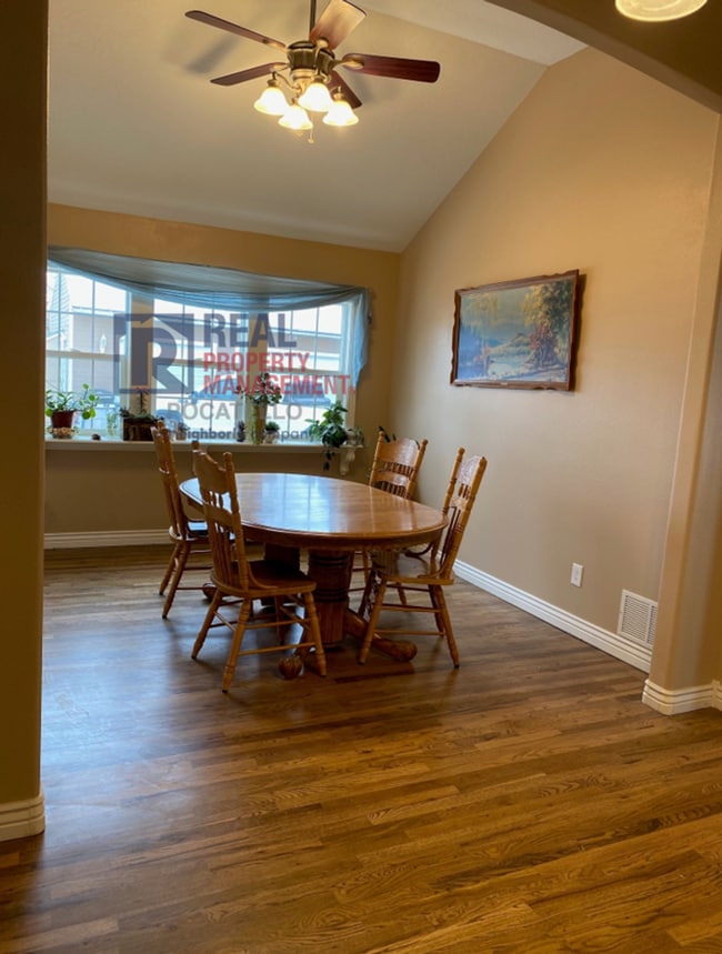 Building Photo - 3 bed 2 bath - House - Pet Friendly