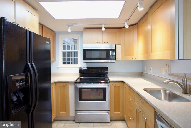 Building Photo - 913 Hillside Lake Terrace