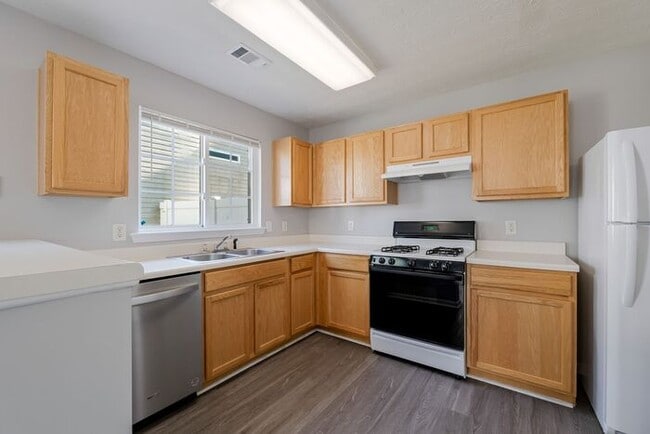 Building Photo - 641 W Oaks Dr
