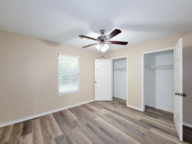 Building Photo - 12700 Royal Green Dr