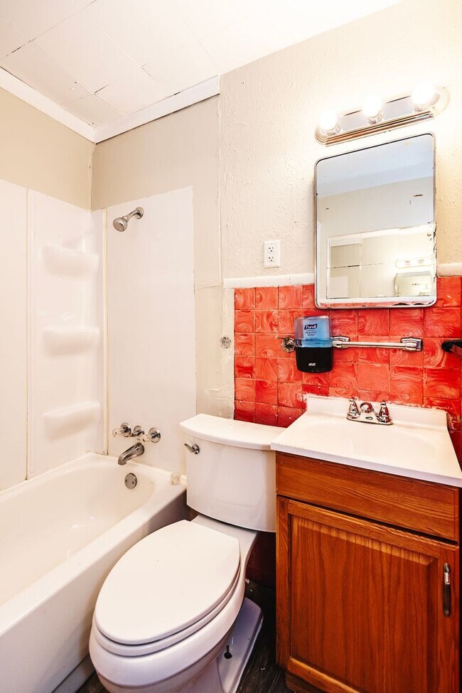 Building Photo - Charming 2-Bedroom Home for Lease