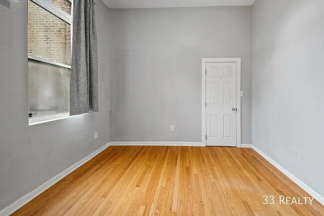 Building Photo - Spacious 4b/2b Top Floor, Wicker Park Avail July 1st!