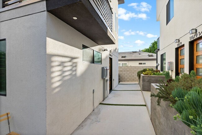 Building Photo - A beautifully designed and renovated 4 bed / 4 1/2 bath townhome located in the desirable Sawtell...