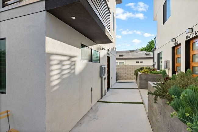 Building Photo - A beautifully designed and renovated 4 bed...