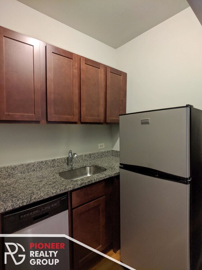 Building Photo - 1154 N Dearborn St