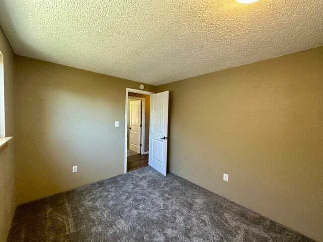 Building Photo - Pet-Friendly 4 Bedroom Home with Fenced Yard & Air Conditioning