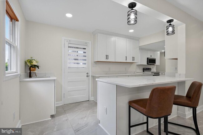 Building Photo - 6206 Hillview Ave