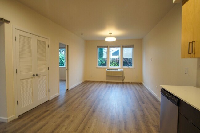 Building Photo - Spacious 2nd Floor 2-Bed in John's Landing...