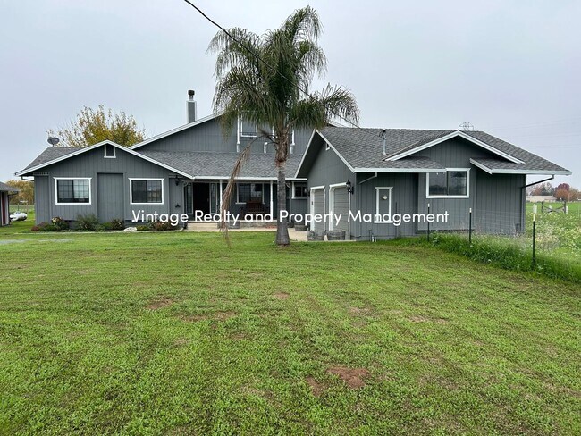 Primary Photo - Available Soon!! Extra Big 5 Bedroom Country Home That You Have To See!!!