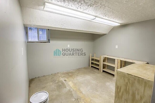 Building Photo - 330 E 30th Ave