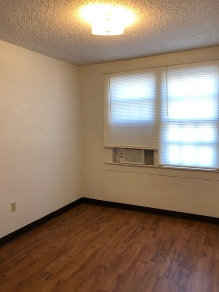 Building Photo - 820 S Avenue A