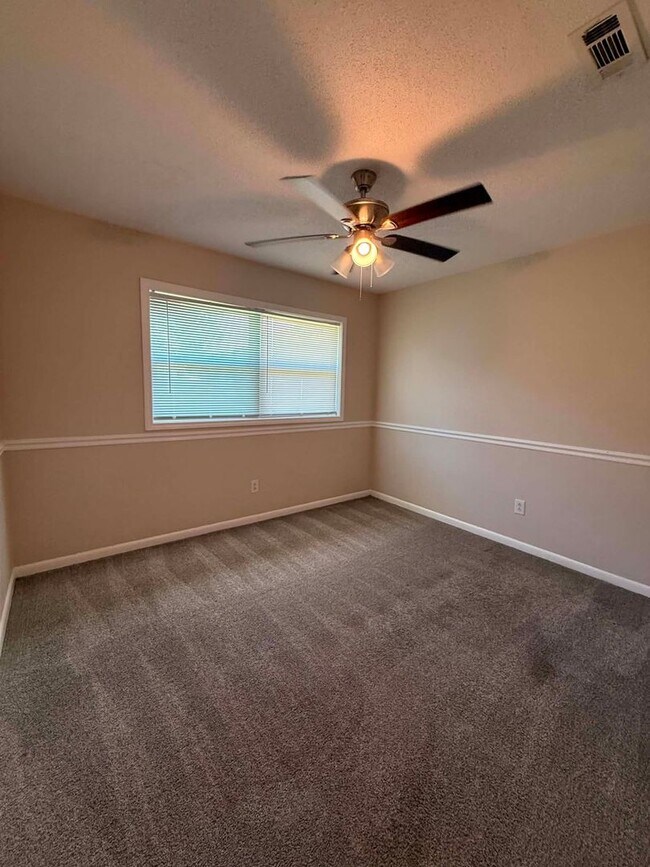 Building Photo - 104 Yellowleaf Dr