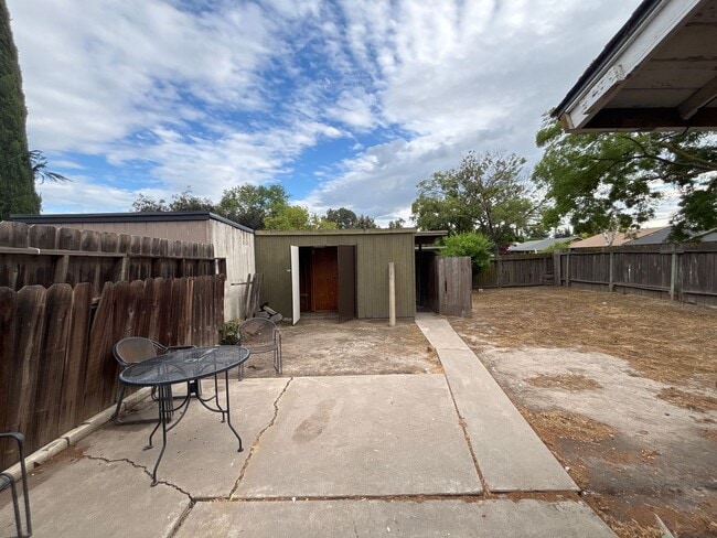 Building Photo - CHARMING 3 BEDROOM 2 BATHROOM SINGLE-STORY IN STOCKTON!