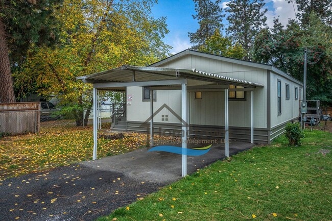 Building Photo - 3 Bedroom 2 Bathroom Home with Carport Available in Coeur d'Alene!