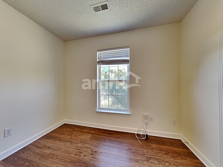 Building Photo - 4945 Hopewood Ln