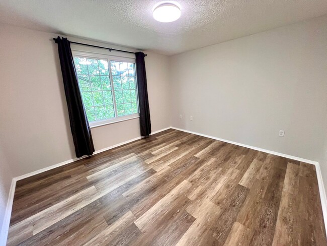 Building Photo - Hopewell - 2 Bedroom 1 Bathroom - Updated ...